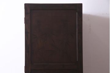中古　伝統工芸　軽井沢彫り　竹モチーフの意匠が魅力的なワードローブ(洋服タンス、チェスト)
