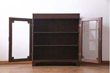 アンティーク家具　イギリスアンティーク　ウォールナット　艶を帯びた落ち着いた木色がシックな雰囲気醸し出すキャビネット(収納棚、ブックケース、飾り棚)