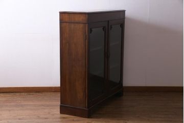 アンティーク家具　イギリスアンティーク　ウォールナット　艶を帯びた落ち着いた木色がシックな雰囲気醸し出すキャビネット(収納棚、ブックケース、飾り棚)
