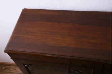 アンティーク家具　イギリスアンティーク　ウォールナット　艶を帯びた落ち着いた木色がシックな雰囲気醸し出すキャビネット(収納棚、ブックケース、飾り棚)