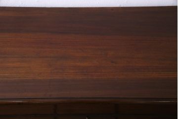 アンティーク家具　イギリスアンティーク　ウォールナット　艶を帯びた落ち着いた木色がシックな雰囲気醸し出すキャビネット(収納棚、ブックケース、飾り棚)