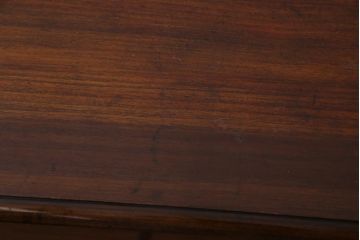 アンティーク家具　イギリスアンティーク　ウォールナット　艶を帯びた落ち着いた木色がシックな雰囲気醸し出すキャビネット(収納棚、ブックケース、飾り棚)