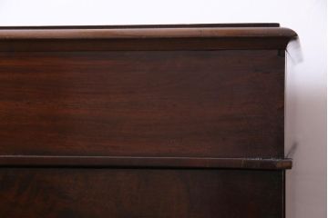 アンティーク家具　イギリスアンティーク　ウォールナット　艶を帯びた落ち着いた木色がシックな雰囲気醸し出すキャビネット(収納棚、ブックケース、飾り棚)