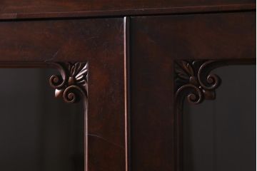 アンティーク家具　イギリスアンティーク　ウォールナット　艶を帯びた落ち着いた木色がシックな雰囲気醸し出すキャビネット(収納棚、ブックケース、飾り棚)