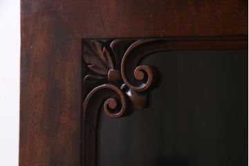 アンティーク家具　イギリスアンティーク　ウォールナット　艶を帯びた落ち着いた木色がシックな雰囲気醸し出すキャビネット(収納棚、ブックケース、飾り棚)