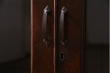 アンティーク家具　イギリスアンティーク　ウォールナット　艶を帯びた落ち着いた木色がシックな雰囲気醸し出すキャビネット(収納棚、ブックケース、飾り棚)