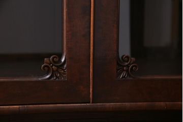 アンティーク家具　イギリスアンティーク　ウォールナット　艶を帯びた落ち着いた木色がシックな雰囲気醸し出すキャビネット(収納棚、ブックケース、飾り棚)