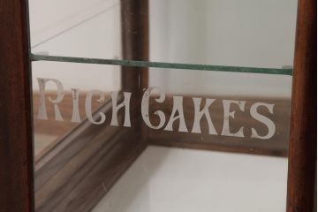 レトロ家具　イギリスアンティーク　マホガニー材　卓上　レトロな佇まいがお洒落なガラスケース(ショーケース、陳列棚)