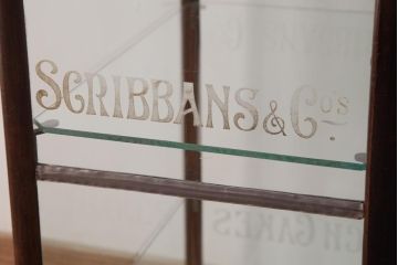 レトロ家具　イギリスアンティーク　マホガニー材　卓上　レトロな佇まいがお洒落なガラスケース(ショーケース、陳列棚)