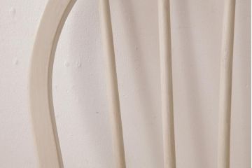 イギリスビンテージ　ペイント家具　ERCOL(アーコール)　優しげなアイボリーカラーが魅力のフープバックチェア(椅子、ダイニングチェア)
