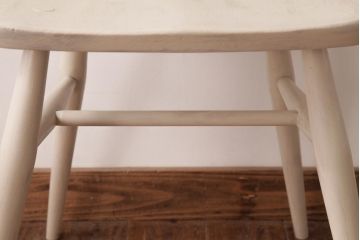 イギリスビンテージ　ペイント家具　ERCOL(アーコール)　優しげなアイボリーカラーが魅力のフープバックチェア(椅子、ダイニングチェア)