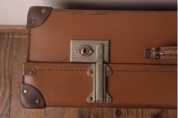 アンティーク雑貨　イギリスアンティーク　CHENEY(チェイニー)　レトロな魅力が漂うトランク(鞄、カバン、ディスプレイ)
