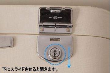 イギリスビンテージ　REVELATION社　収納とディスプレイが楽しめるホワイトカラーのトランク(鞄)