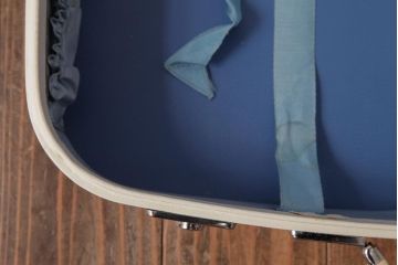イギリスビンテージ　REVELATION社　収納とディスプレイが楽しめるホワイトカラーのトランク(鞄)