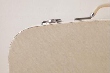 イギリスビンテージ　REVELATION社　収納とディスプレイが楽しめるホワイトカラーのトランク(鞄)
