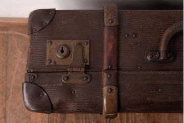 イギリスアンティーク　型押しレザー　味わい深い風合いがお洒落なトランク(収納、ディスプレイ)