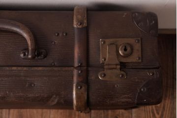 イギリスアンティーク　型押しレザー　味わい深い風合いがお洒落なトランク(収納、ディスプレイ)