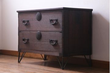 アンティーク家具　和製アンティーク　前面桐材　リメイク　渋くて格好良い鉄脚付き箪笥リビングボード(テレビ台、アンティークチェスト、引き出し、桐箪笥、桐たんす)(1)