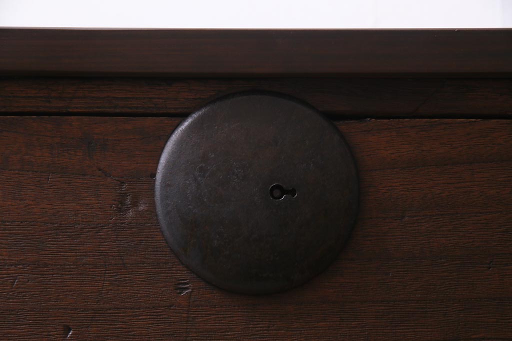 アンティーク家具　大正昭和初期　前面桐材　脚付リメイク　丸金具が印象的な3段箪笥リビングボード(テレビ台、アンティークチェスト、引き出し、桐箪笥、桐たんす)