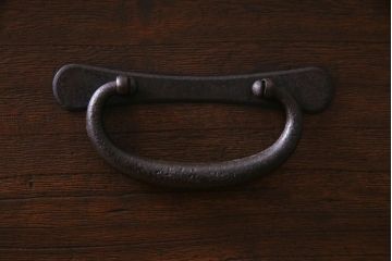 アンティーク家具　大正昭和初期　前面桐材　脚付リメイク　丸金具が印象的な3段箪笥リビングボード(テレビ台、アンティークチェスト、引き出し、桐箪笥、桐たんす)