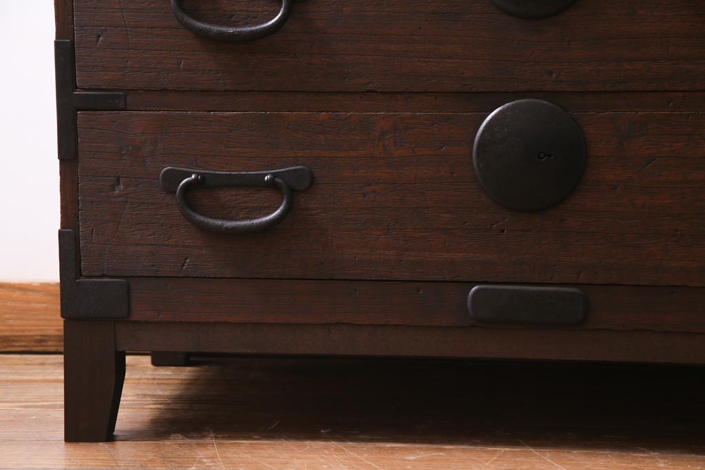 アンティーク家具　大正昭和初期　前面桐材　脚付リメイク　丸金具が印象的な3段箪笥リビングボード(テレビ台、アンティークチェスト、引き出し、桐箪笥、桐たんす)