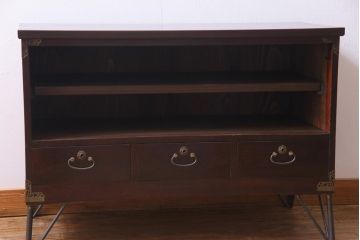 アンティーク家具　昭和初期　鉄脚付リメイク　前面ケヤキ材　漆塗りの光沢が目を引くリビングボード(テレビ台、戸棚、アンティークチェスト)