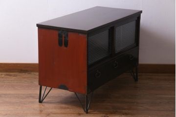 アンティーク家具　昭和初期　鉄脚付リメイク　前面ケヤキ材　漆塗りの光沢が目を引くリビングボード(テレビ台、戸棚、アンティークチェスト)
