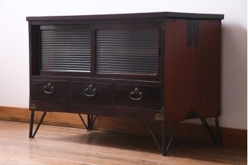 アンティーク家具　昭和初期　鉄脚付リメイク　前面ケヤキ材　漆塗りの光沢が目を引くリビングボード(テレビ台、戸棚、アンティークチェスト)
