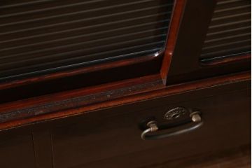 アンティーク家具　昭和初期　鉄脚付リメイク　前面ケヤキ材　漆塗りの光沢が目を引くリビングボード(テレビ台、戸棚、アンティークチェスト)