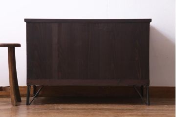 アンティーク家具　昭和初期　鉄脚付リメイク　前面ケヤキ材　漆塗りの光沢が目を引くリビングボード(テレビ台、戸棚、アンティークチェスト)