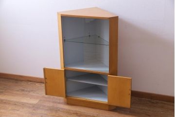レトロ家具　昭和中期　ナラ材突板　素朴な温かみ漂うレトロなコーナーキャビネット(サイドキャビネット、収納棚、戸棚)(R-035682)
