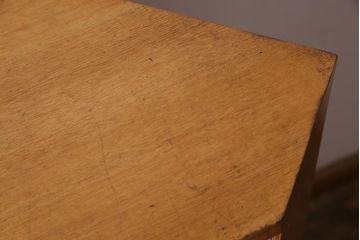 レトロ家具　昭和中期　ナラ材突板　素朴な温かみ漂うレトロなコーナーキャビネット(サイドキャビネット、収納棚、戸棚)(R-035682)