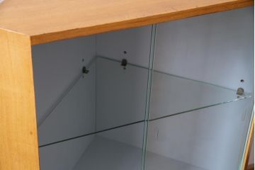 レトロ家具　昭和中期　ナラ材突板　素朴な温かみ漂うレトロなコーナーキャビネット(サイドボード、収納棚、飾り棚)