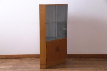 レトロ家具　昭和中期　ナラ材突板　素朴な温かみ漂うレトロなコーナーキャビネット(サイドボード、収納棚、飾り棚)