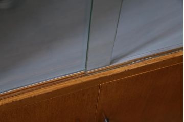 レトロ家具　昭和中期　ナラ材突板　素朴な温かみ漂うレトロなコーナーキャビネット(サイドボード、収納棚、飾り棚)
