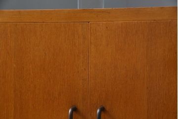 レトロ家具　昭和中期　ナラ材突板　素朴な温かみ漂うレトロなコーナーキャビネット(サイドボード、収納棚、飾り棚)