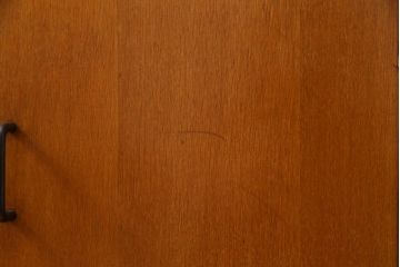 レトロ家具　昭和中期　ナラ材突板　素朴な温かみ漂うレトロなコーナーキャビネット(サイドボード、収納棚、飾り棚)