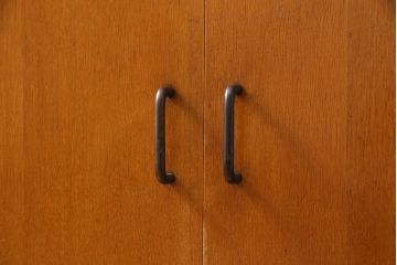 レトロ家具　昭和中期　ナラ材突板　素朴な温かみ漂うレトロなコーナーキャビネット(サイドボード、収納棚、飾り棚)