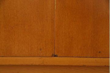 レトロ家具　昭和中期　ナラ材突板　素朴な温かみ漂うレトロなコーナーキャビネット(サイドボード、収納棚、飾り棚)