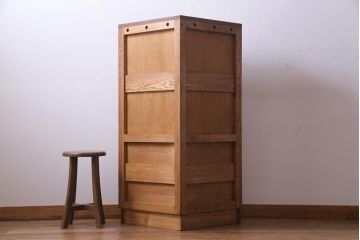 レトロ家具　昭和中期　ナラ材突板　素朴な温かみ漂うレトロなコーナーキャビネット(サイドボード、収納棚、飾り棚)