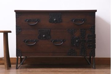 アンティーク家具　和製アンティーク　桐材　脚付きリメイク　重厚な鋲金具が渋さ漂う時代箪笥リビングボード(チェスト、アンティークチェスト、テレビ台、桐箪笥、桐たんす)