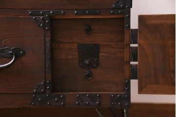 アンティーク家具　和製アンティーク　桐材　脚付きリメイク　重厚な鋲金具が渋さ漂う時代箪笥リビングボード(チェスト、アンティークチェスト、テレビ台、桐箪笥、桐たんす)