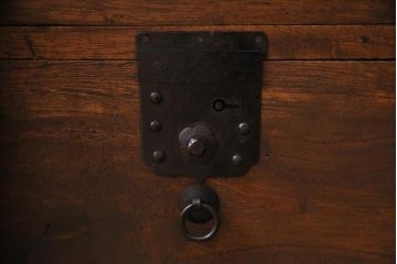 アンティーク家具　和製アンティーク　桐材　脚付きリメイク　重厚な鋲金具が渋さ漂う時代箪笥リビングボード(チェスト、アンティークチェスト、テレビ台、桐箪笥、桐たんす)