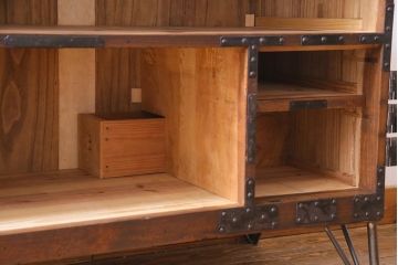 アンティーク家具　和製アンティーク　桐材　脚付きリメイク　重厚な鋲金具が渋さ漂う時代箪笥リビングボード(チェスト、アンティークチェスト、テレビ台、桐箪笥、桐たんす)