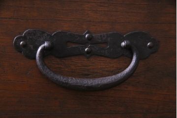 アンティーク家具　和製アンティーク　桐材　脚付きリメイク　重厚な鋲金具が渋さ漂う時代箪笥リビングボード(チェスト、アンティークチェスト、テレビ台、桐箪笥、桐たんす)