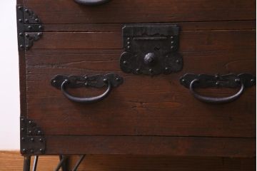 アンティーク家具　和製アンティーク　桐材　脚付きリメイク　重厚な鋲金具が渋さ漂う時代箪笥リビングボード(チェスト、アンティークチェスト、テレビ台、桐箪笥、桐たんす)