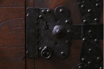 アンティーク家具　和製アンティーク　桐材　脚付きリメイク　重厚な鋲金具が渋さ漂う時代箪笥リビングボード(チェスト、アンティークチェスト、テレビ台、桐箪笥、桐たんす)