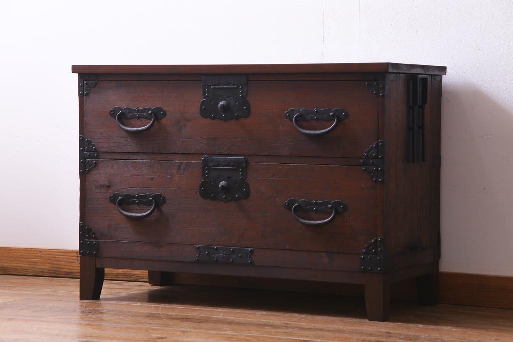 アンティーク家具　和製アンティーク　桐材　リメイク　重厚な鋲金具が渋さ漂う時代箪笥リビングボード(チェスト、アンティークチェスト、テレビ台、桐箪笥、桐たんす)