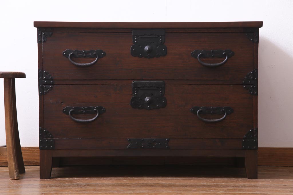 アンティーク家具　和製アンティーク　桐材　リメイク　重厚な鋲金具が渋さ漂う時代箪笥リビングボード(チェスト、アンティークチェスト、テレビ台、桐箪笥、桐たんす)