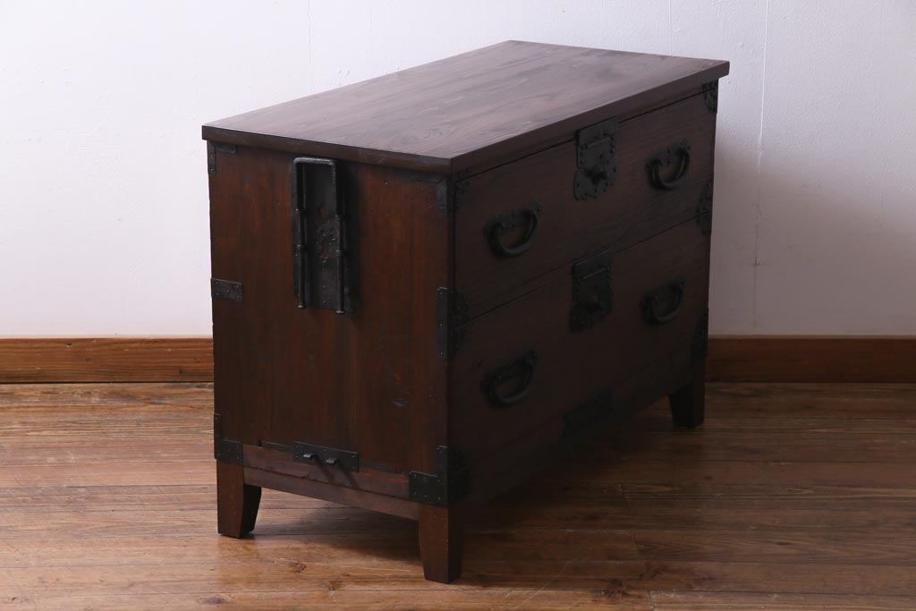 アンティーク家具　和製アンティーク　桐材　リメイク　重厚な鋲金具が渋さ漂う時代箪笥リビングボード(チェスト、アンティークチェスト、テレビ台、桐箪笥、桐たんす)